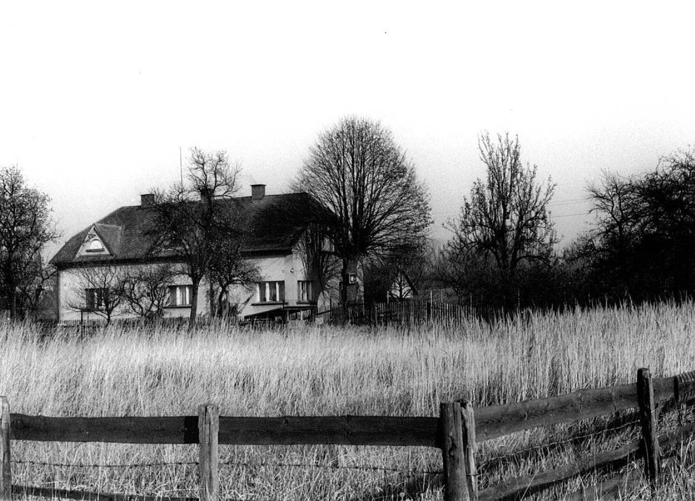 Dům čp. 354 (levá část), 355 (pravá část): poslední obyvatelé: Ciupa Josef, Ciupa Jan. (Fotografie poskytla p. Zatloukalová (roz.Ciupová), s přispěním p. Roberta Rottera)