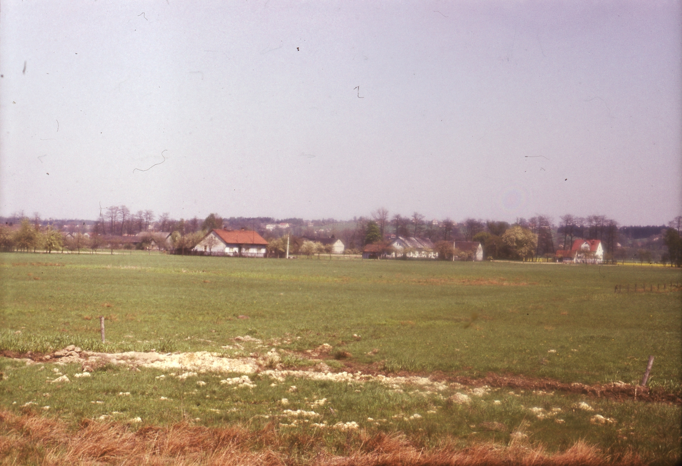 V popředí bílý dům s červenou střechou čp. 375 (poslední obyvatelé: Stenchly F.), vpravo vedle něj domy čp. 96 a čp. 97, úplně vpravo pak dům s vikýřem a červenou střechou čp. 508 (se svolením autora p. Bronislava Filipczyka, ze soukromé sbírky)