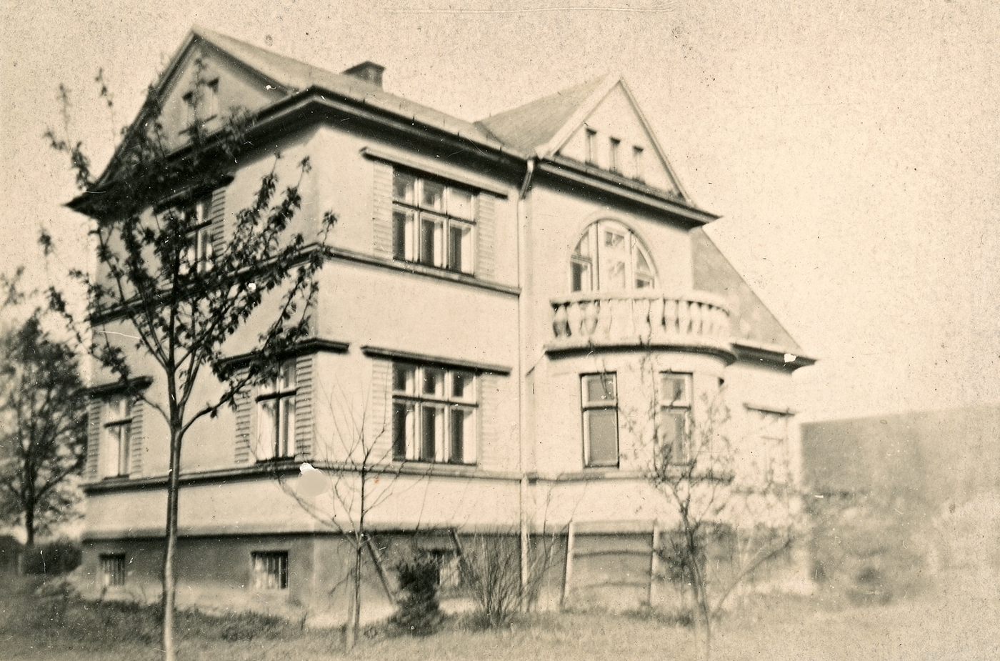 Dům čp. 384 - zdravotní středisko (poslední obyvatelé: obvodní lékař Dunda M., Fajkoš)