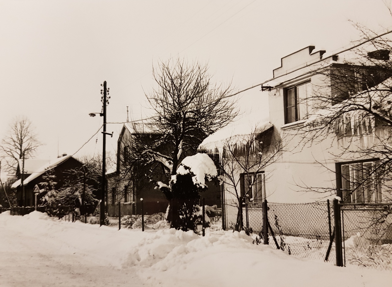 Zprava dům čp. 40 (poslední obyvatelé: Robosz J., Císař J.), dům čp. 351 (poslední obyvatelé: Godula R.) a dům čp. 313 (poslední obyvatelé: Veselý L.)