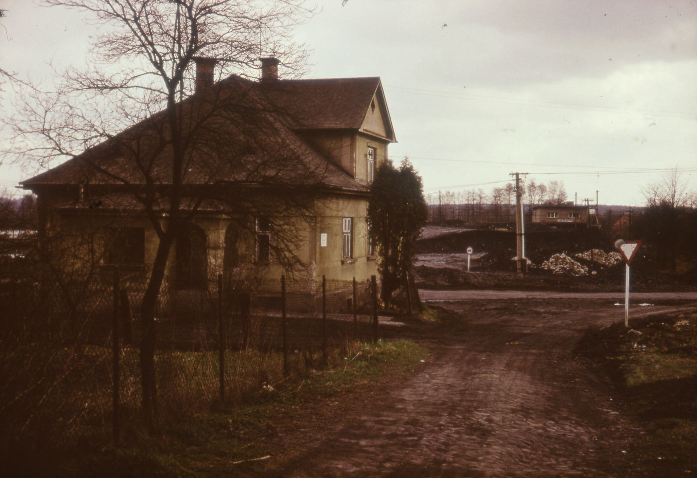 Dům čp. 421: Drogerie (poslední obyvatelé: Kajzarovi), v pozadí železniční zastávka Louky. Foto: Bronislav Filipczyk 