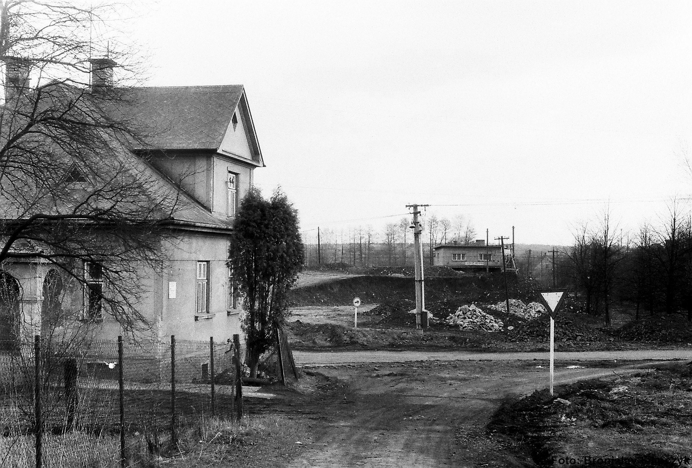 Dům čp. 421: Drogerie (poslední obyvatelé: Kajzarovi), v pozadí železniční zastávka Louky. Foto: Bronislav Filipczyk 