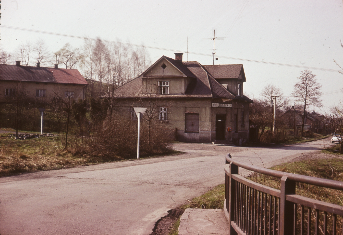 Uprostřed dům čp. 421 (Drogerie): poslední obyvatelé: Kajzarovi. Vlevo vzadu dům čp. 254 (s laskavým svolením autora fotografie p. Bronislava Filipczyka, ze soukromé sbírky)