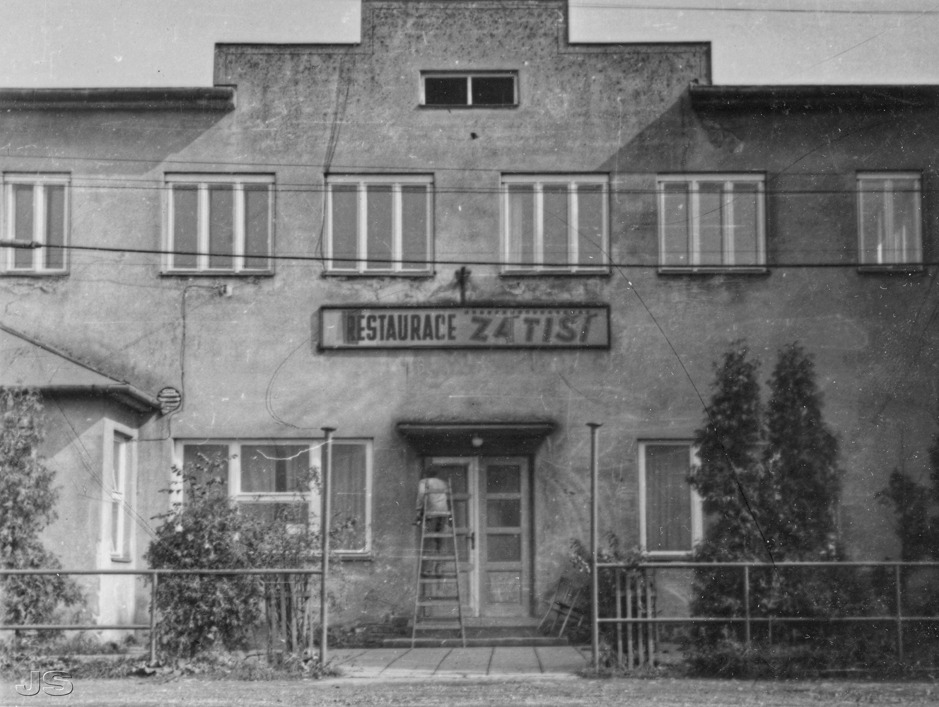Pohled na Restauraci Zátiší (čp. 427) přibližně v roce 1960 (S laskavým svolením p. Jana Szturce, ze soukromé sbírky)