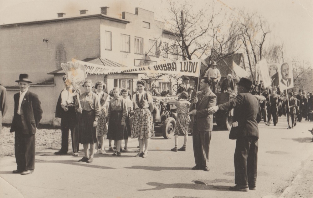 Vlevo Restaurace Zátiší (U Žida, čp. 427) na fotografii z blíže neurčeného slavnostního průvodu (S laskavým svolením p. Roberta Rottera, ze soukromé sbírky)