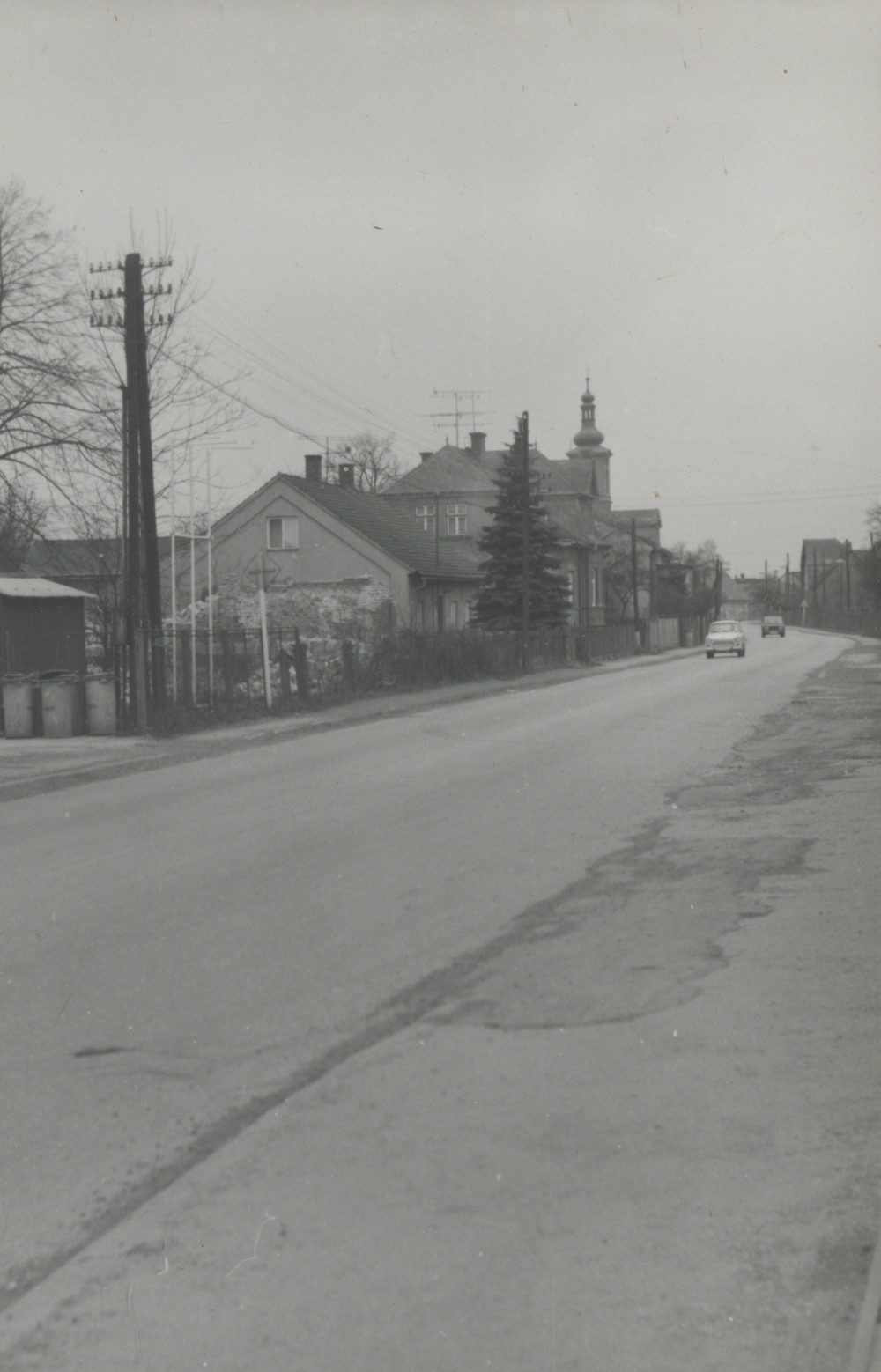 Zleva dům čp. 148 (poslední obyvatelé: Gemrotová A.), za ním dům čp. 152 a věž kostela sv. Barbory (se svolením autora fotografie p. Bronislava Filipczyka, ze soukromé sbírky)