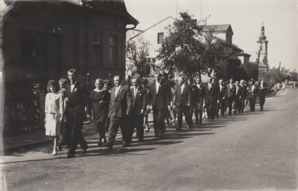 Vlevo dům čp. 428 na fotografii z blíže neurčeného svatebního průvodu (s laskavým svolením p. Roberta Rottera, ze soukromé sbírky)