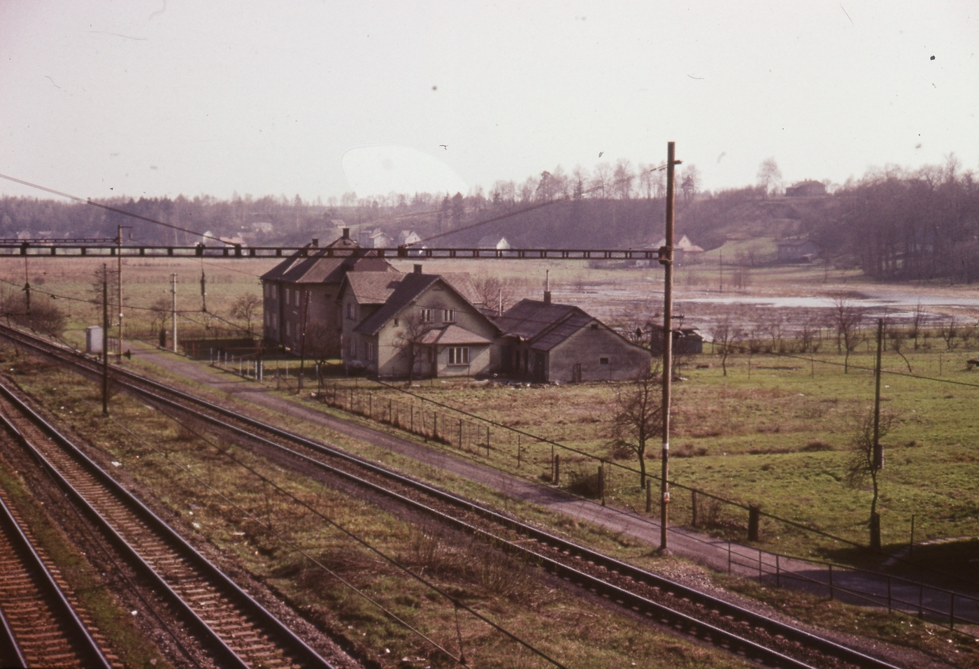 Zleva: dům čp. 439 (poslední obyvatelé: Kolatkovi, Pawlik A.), dům čp. 440 (poslední obyvatelé: Královi, Ociskovi) a dům čp. 346 (poslední obyvatelé: Kolatkovi). S laskavým svolením autora fotografie p. Bronislava Filipczyka, ze soukromé sbírky.
