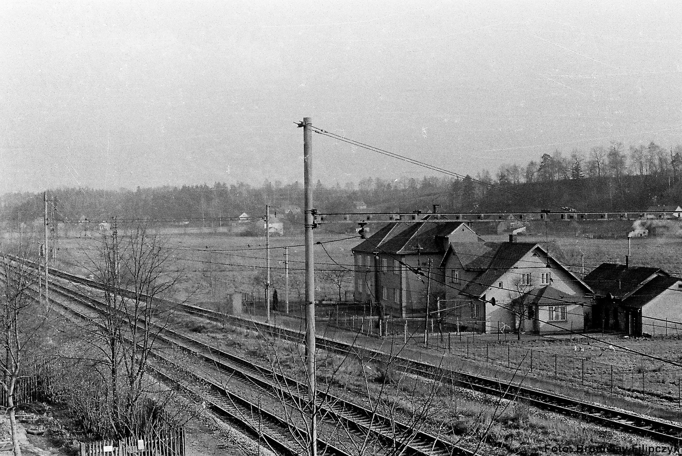 Zleva: dům čp. 439 (poslední obyvatelé: Kolatkovi, Pawlik A.), dům čp. 440 (poslední obyvatelé: Královi, Ociskovi) a dům čp. 346 (poslední obyvatelé: Kolatkovi). S laskavým svolením autora fotografie p. Bronislava Filipczyka, ze soukromé sbírky.
