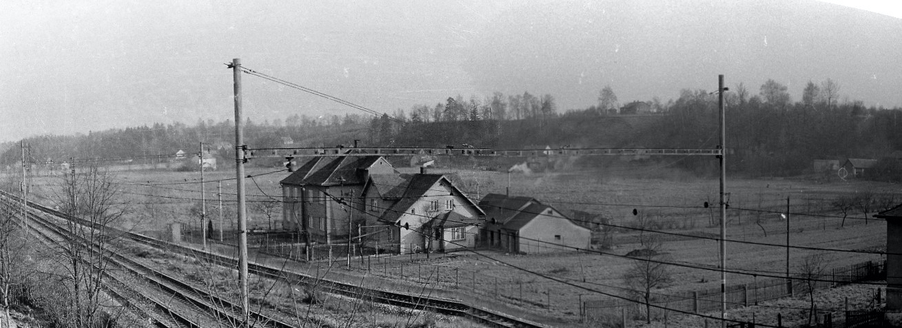 Zleva: dům čp. 439 (poslední obyvatelé: Kolatkovi, Pawlik A.), dům čp. 440 (poslední obyvatelé: Královi, Ociskovi) a dům čp. 346 (poslední obyvatelé: Kolatkovi). S laskavým svolením autora fotografie p. Bronislava Filipczyka, ze soukromé sbírky.