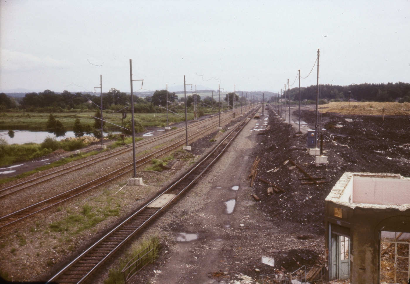 Vpravo pozůstatky obchodu smíšeným zbožím čp. 261, v pozadí krajina po demolici domů čp. 439, čp. 440 a čp. 346 (se svolením autora p. Bronislava Filipczyka, ze soukromé sbírky)