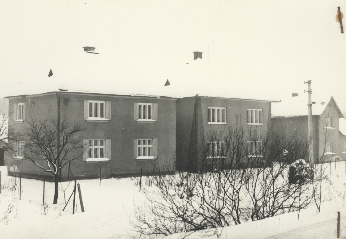 Zleva dům čp. 439 (poslední obyvatelé: Kolatkovi, Pawlik A.), následuje dům čp. 440 a čp. 346