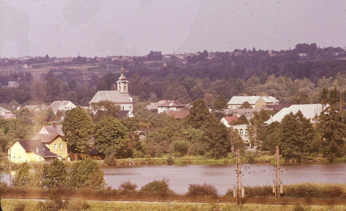 Vlevo žlutý dům čp. 44 (poslední obyvatelé: Pawlik E.), v pozadí kostel sv Barbory (se svolením autora fotografie p. Bronislava Filipczyka, ze soukromé sbírky)