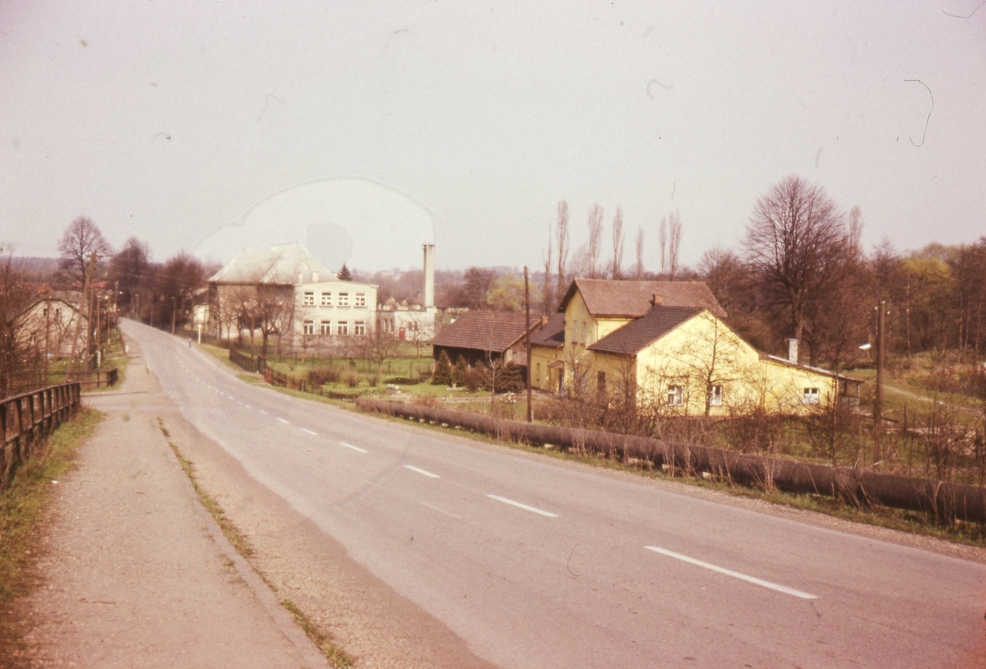 Vpravo žlutý dům čp. 44 (poslední obyvatelé: Pawlik E.), v pozadí budova české školy čp. 319 (se svolením autora fotografie p. Bronislava Filipczyka, ze soukromé sbírky)
