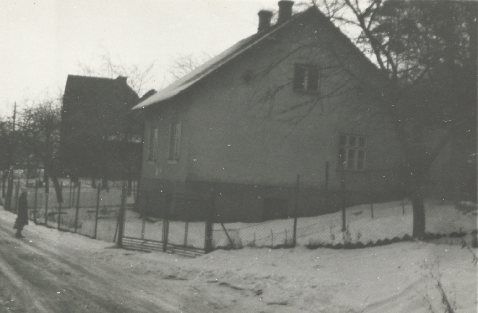 V popředí dům čp. 446 (poslední obyvatelé: Mazurovi), za ním dům čp. 543 (snímek poskytl p. Robert Rotter, s laskavým svolením p. Mazurové, z její soukromé sbírky)