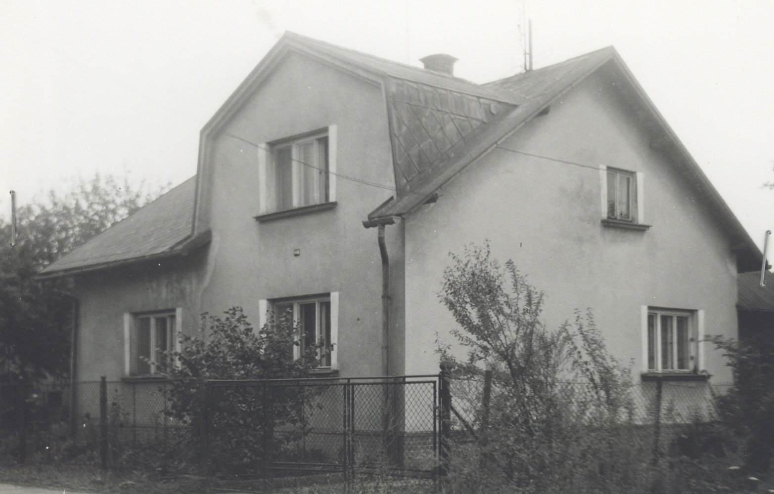 Dům čp. 448 (poslední obyvatelé: Jeleň J., Muryc E.) na fotografii z roku 1989