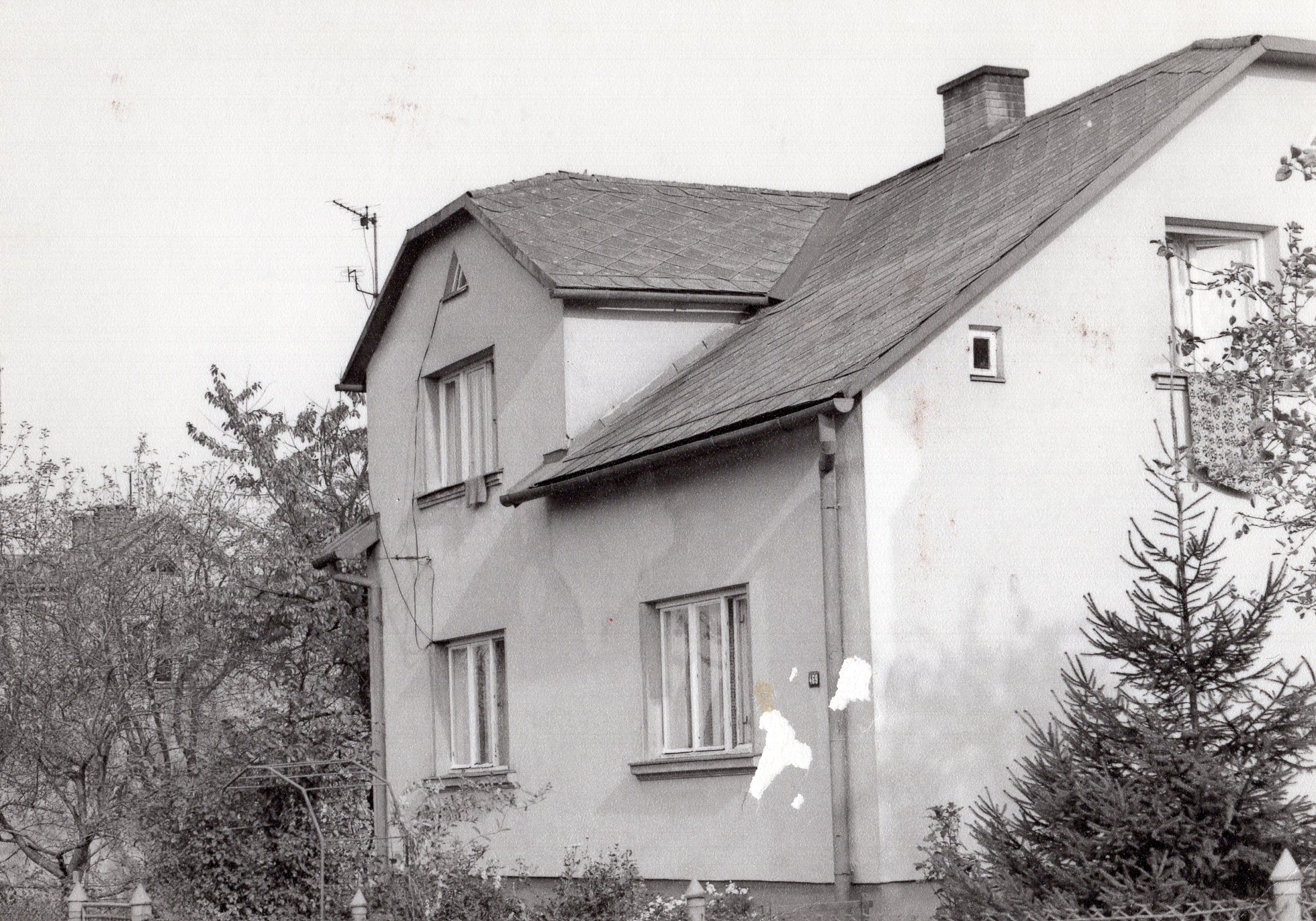 Dům čp. 469, poslední obyvatelé: Hanzelovi - Šimkovi (S laskavým svolením p. M. Witosze, ze soukromé sbírky)