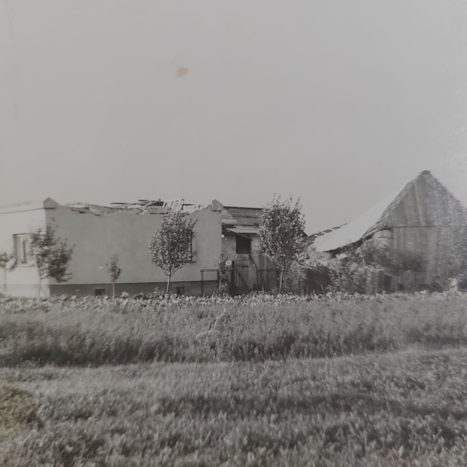 Stav domu čp. 472 po tornádu v roce 1958 (S laskavým svolením p. Rostislava Siudy, ze soukromé sbírky)