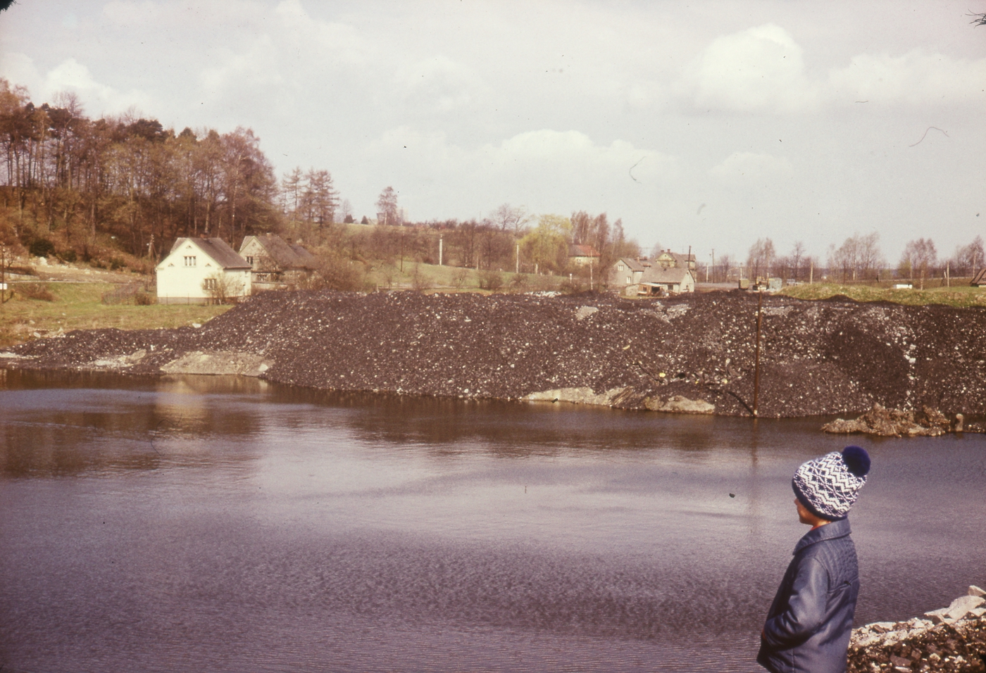 Vlevo dům čp. 496, následuje dům čp. 46, 541 a dům čp. 28 (se svolením autora fotografie p. Bronislava Filipczyka, ze soukromé sbírky)