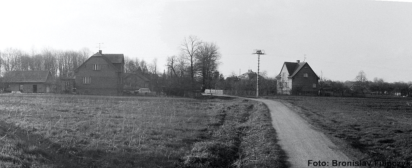 Vlevo dům čp. 519, vpravo pak dům čp. 510 (poslední obyvatelé: Witosz B.). Se svolením autora fotografie p. Bronislava Filipczyka, ze soukromé sbírky