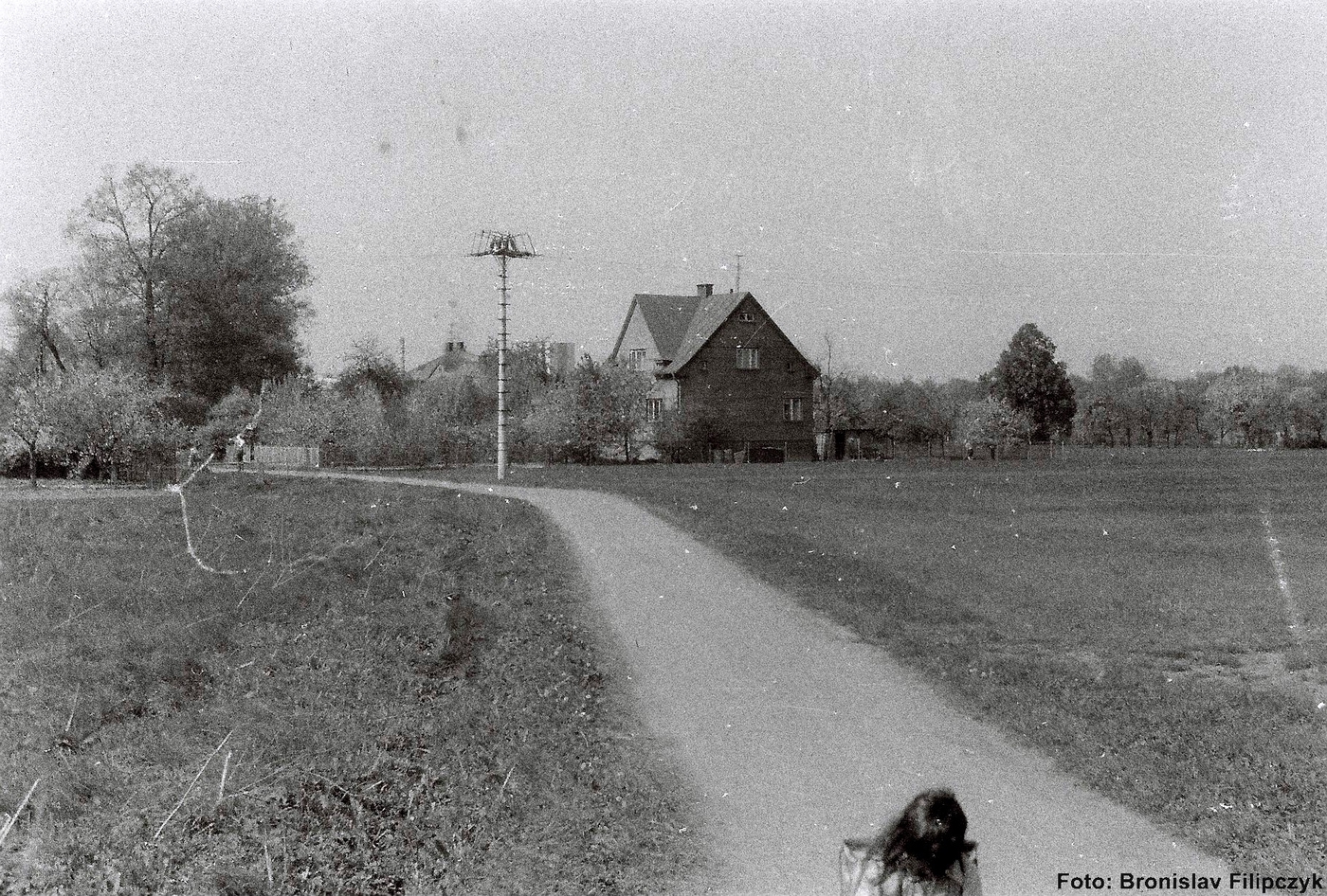 Dům čp. 510 (poslední obyvatelé: Witosz B.), za ním část střechy domu čp. 553 (se svolením autora fotografie p. Bronislava Filipczyka, ze soukromé sbírky)