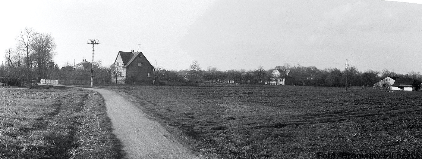 Panoramatický snímek s domem čp. 510 v popředí (poslední obyvatelé: Witosz B.), vlevo za ním část střechy domu čp. 553, vpravo pak dům čp. 476 a úplně na kraji snímku dům čp. 58 (se svolením autora fotografie p. Bronislava Filipczyka, ze soukromé sbírky)