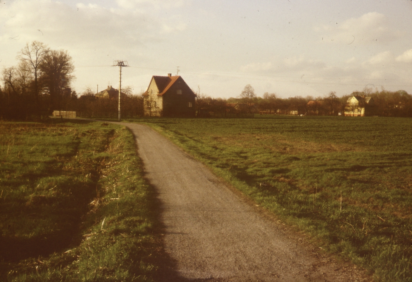 Dům čp. 510 (poslední obyvatelé: Witosz B.), vpravo pak dům čp. 476 (se svolením autora fotografie p. Bronislava Filipczyka, ze soukromé sbírky)