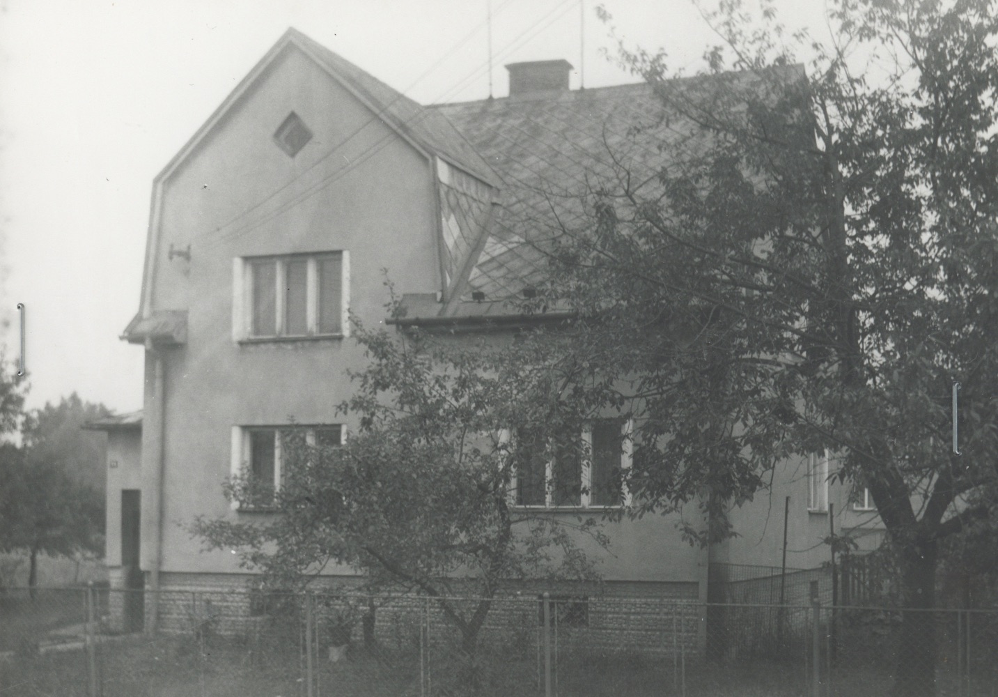 Dům čp. 515 na fotografii z roku 1988 (poslední obyvatelé: Jeleň B.)