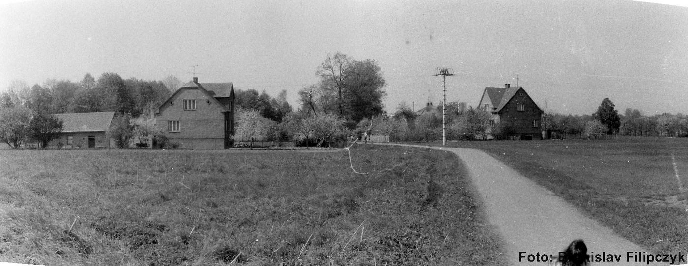 Vlevo dům čp. 519 (poslední obyvatelé: Szyroki J., Siuda E.), vpravo dům čp. 510 (se svolením autora fotografie p. Bronislava Filipczyka, ze soukromé sbírky)
