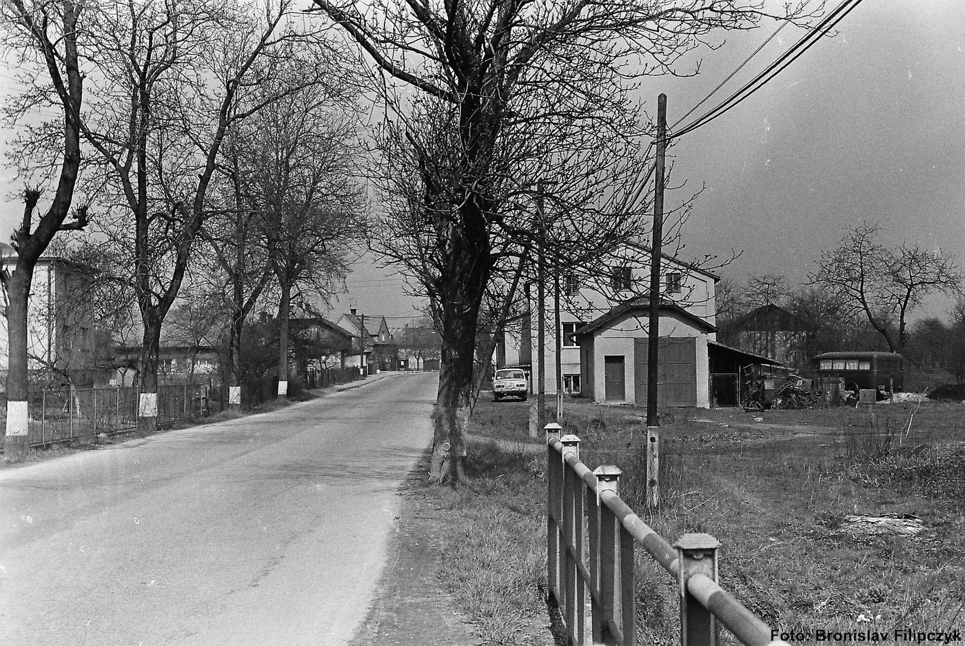 Vpravo obecní váha, za ní dům čp. 112 (provozovna MNV, Hygie, Knihovna). Úplně vlevo pak část domu čp. 52 (poslední obyvatelé: Pukovi, Honzárek). Se svolením autora fotografie p. Bronislava Filipczyka, ze soukromé sbírky