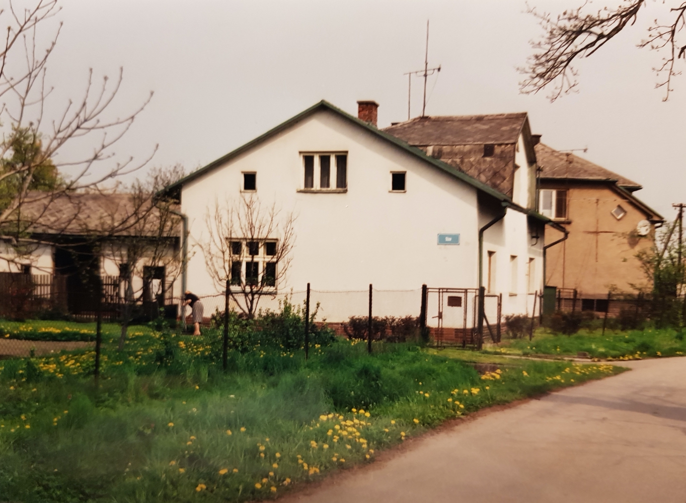 V popředí dům čp. 306, za ním část domu čp. 526 (poslední obyvatelé: Badurovi)
