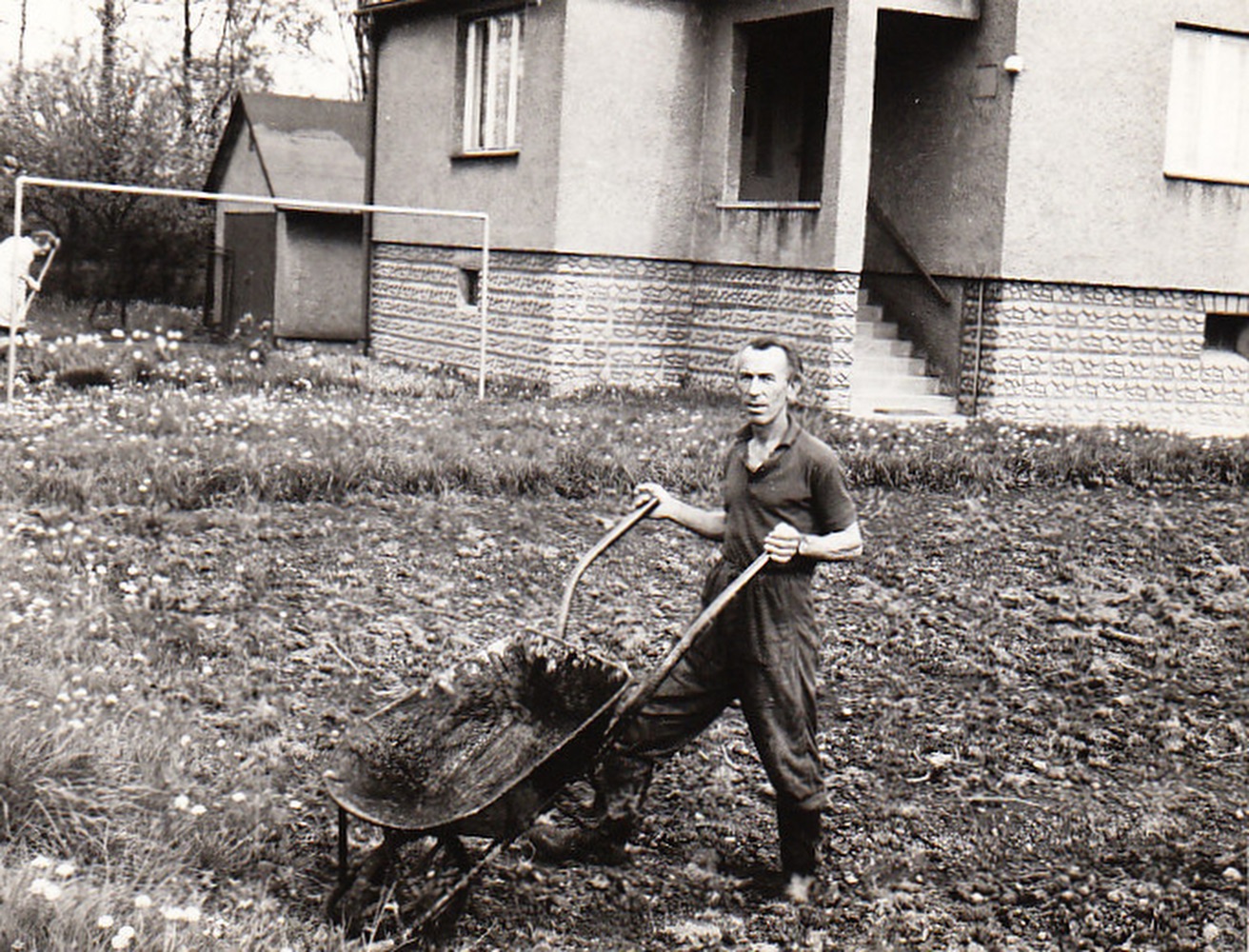 Pan Josef Balwar před domem čp. 527 (s laskavým svolením p. Táni Pavlíkové, ze soukromé sbírky)