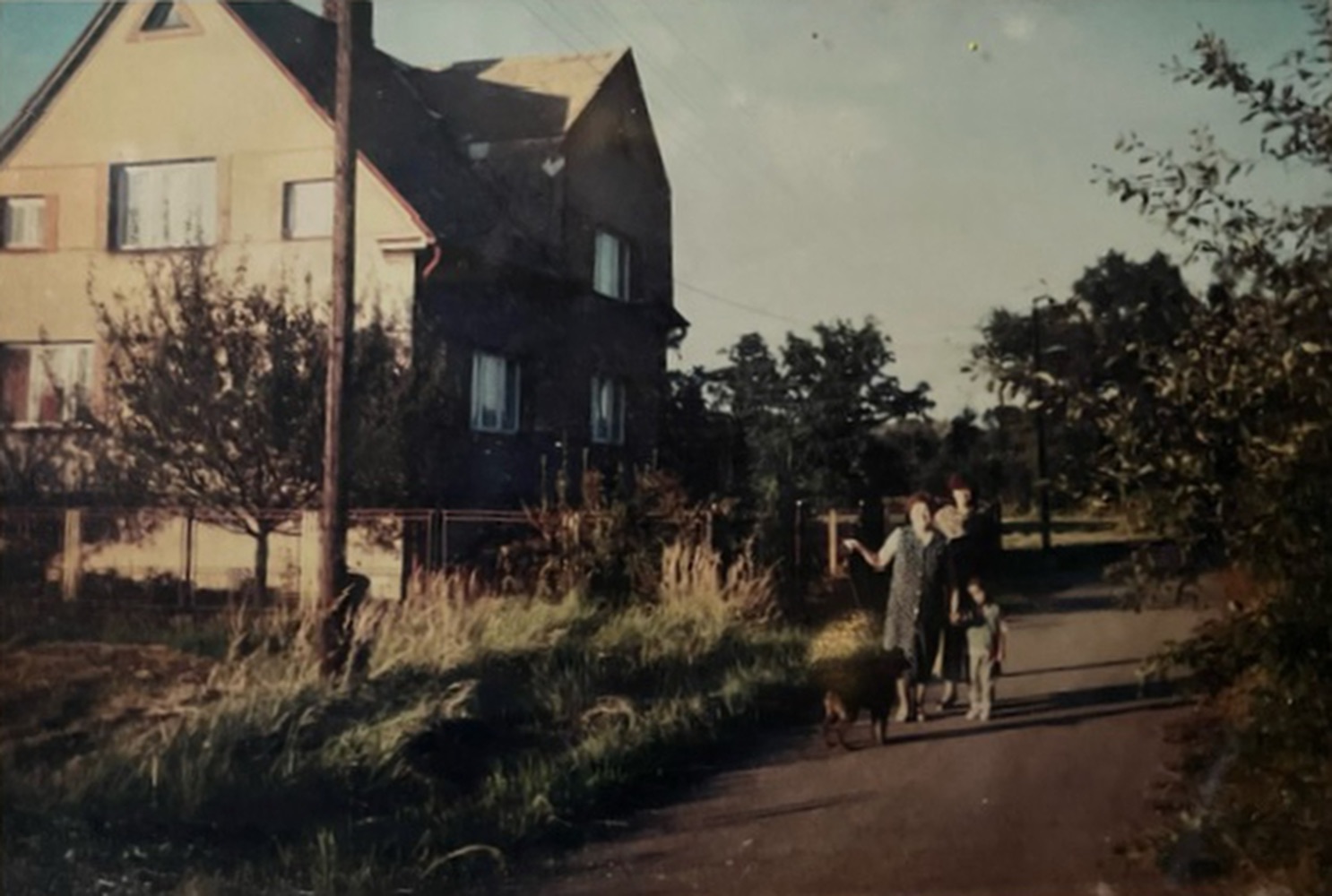 Dům čp. 534, poslední obyvatelé: Josef a Erna Valkovi. Na fotografii p. Erna Valková s dcerou p. Jarmilou Lotterovou (za svobodna Valkovou) a s vnučkou Sabinkou. (S laskavým svolením p. Renáty Lotterové, ze soukromé sbírky)
