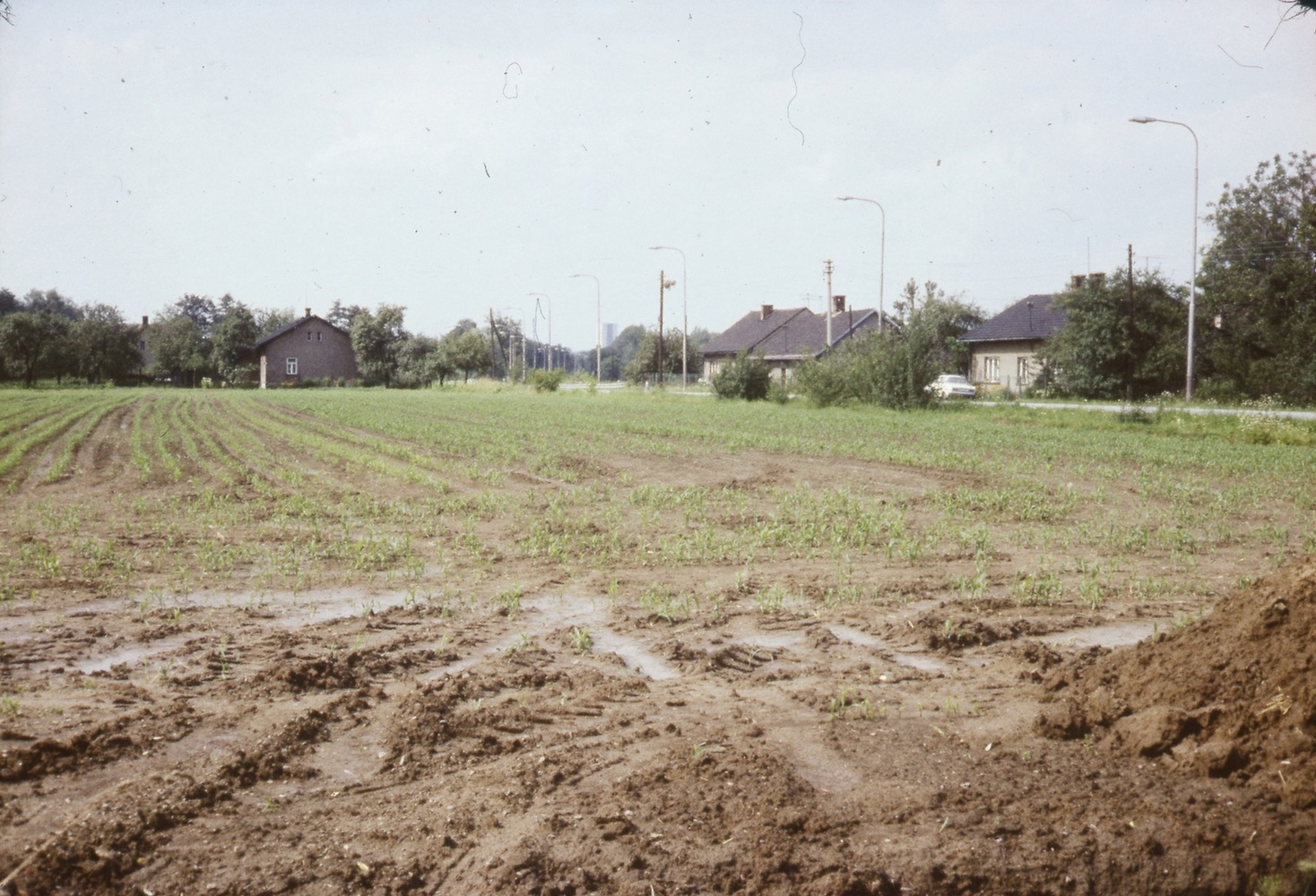 Zprava: dům čp. 76, dvojdům čp. 55 (poslední obyvatelé: Raus E., Kaletová). Vlevo průčelí domu čp. 118