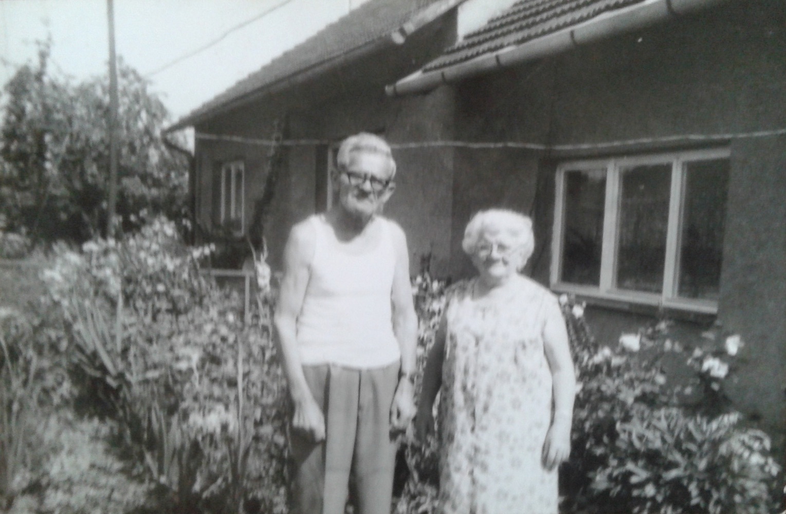 Před domem čp. 55 (poslední obyvatelé: Raus E., Kaletová)