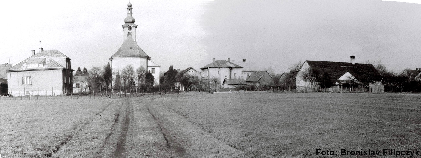 Zleva dům čp. 559 (poslední obyvatelé: Zielonka J.), kostel sv. Barbory, Farní úřad čp. 29 a dům čp. 27 (s laskavým svolením autora fotografie p. Bronislava Filipczyka, ze soukromé sbírky)