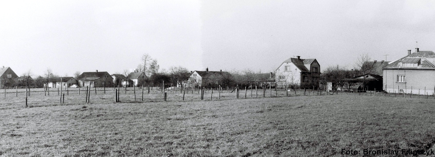 Vpravo část domu čp. 559 (poslední obyvatelé: Zielonka J.), vlevo dům čp. 26 (s laskavým svolením autora fotografie p. Bronislava Filipczyka, ze soukromé sbírky)