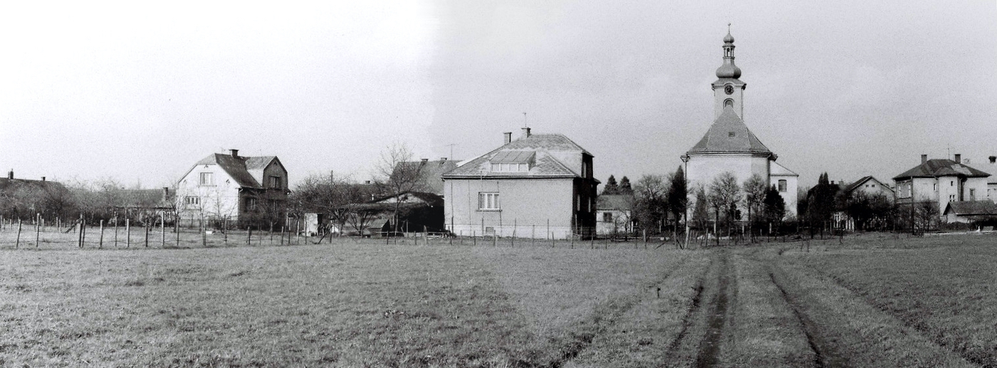 Zleva dům čp. 26, dům čp. 559 (poslední obyvatelé: Zielonka J.), kostel sv. Barbory a Farní úřad čp. 29 (s laskavým svolením autora fotografie p. Bronislava Filipczyka, ze soukromé sbírky)