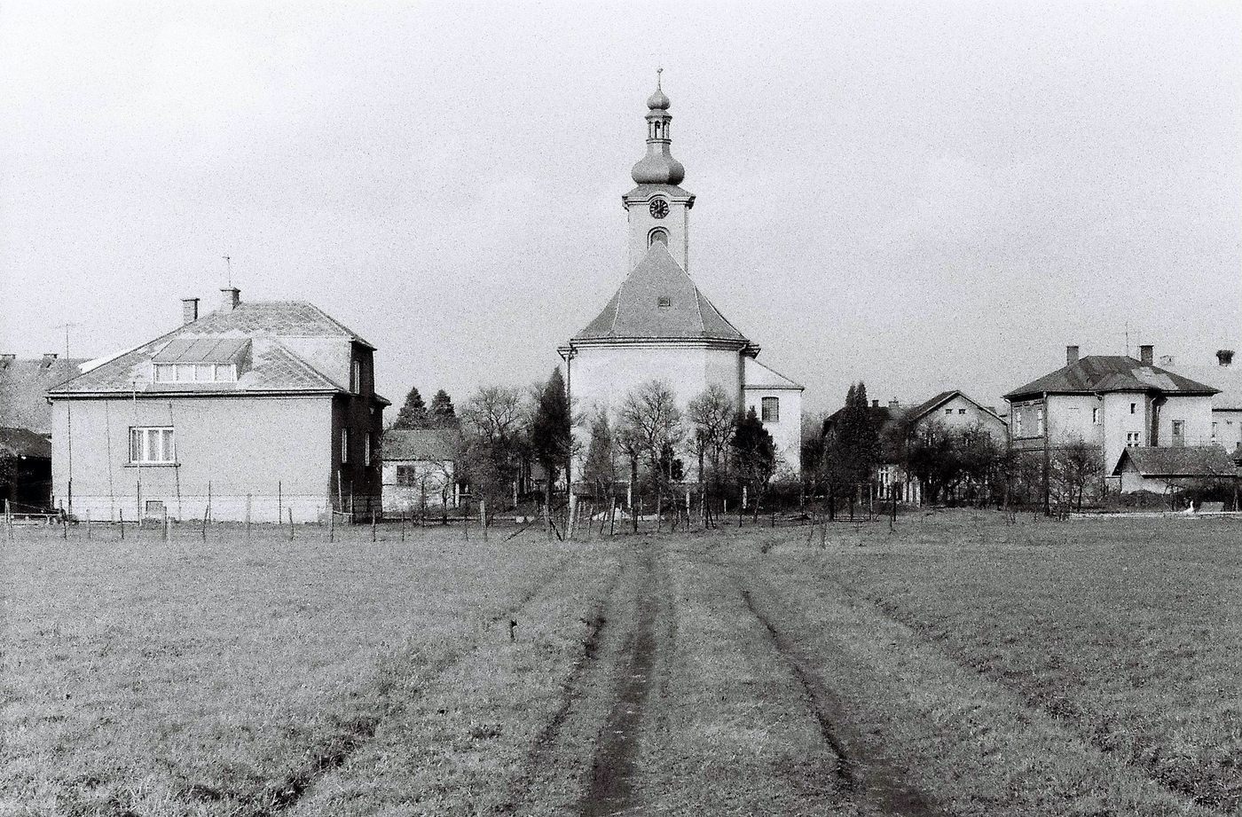 Vlevo dům čp. 559 (poslední obyvatelé: Zielonka J.), uprostřed kostel sv. Barbory, vpravo vedle něj Farní úřad čp. 29 (s laskavým svolením autora fotografie p. Bronislava Filipczyka, ze soukromé sbírky)