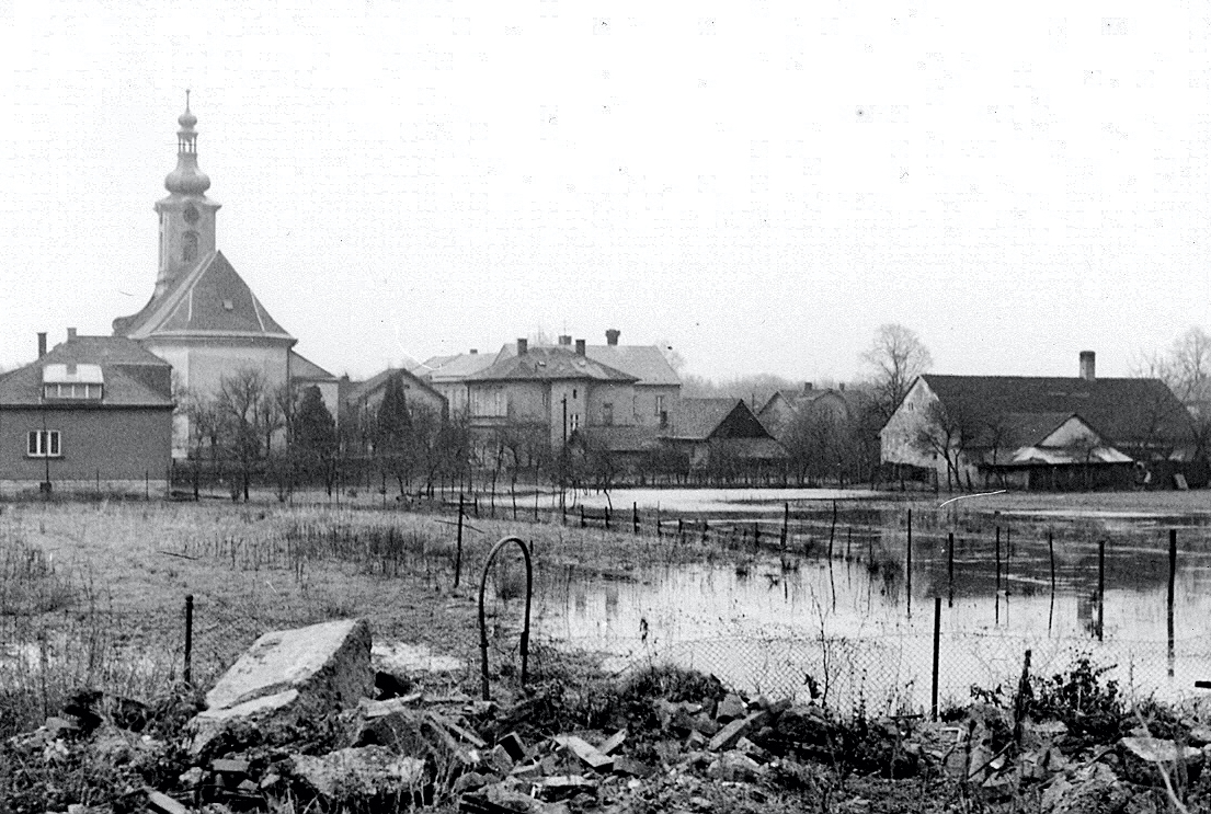 Zleva část domu čp. 559 (poslední obyvatelé: Zielonka J.), kostel sv. Barbory, Farní úřad čp. 29 a dům čp. 27 (s laskavým svolením autora fotografie p. Bronislava Filipczyka, ze soukromé sbírky)