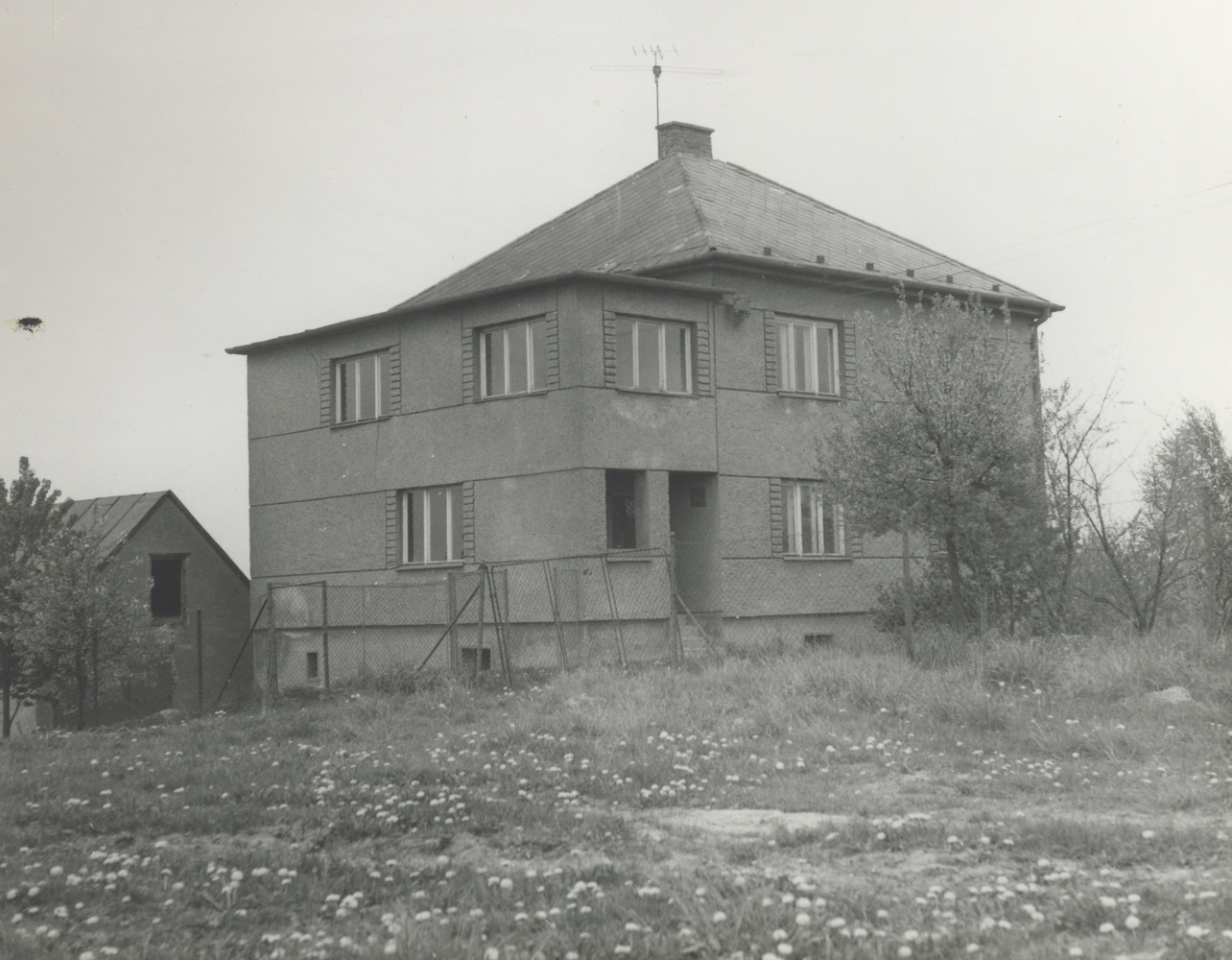 Dům čp. 560 (poslední obyvatelé: Chudzik J., Krystek) na fotografii z roku 1976