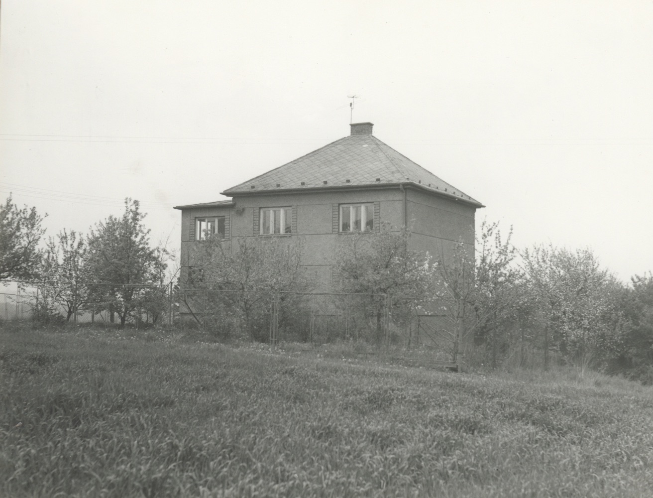 Dům čp. 560 (poslední obyvatelé: Chudzik J., Krystek) na fotografii z roku 1976
