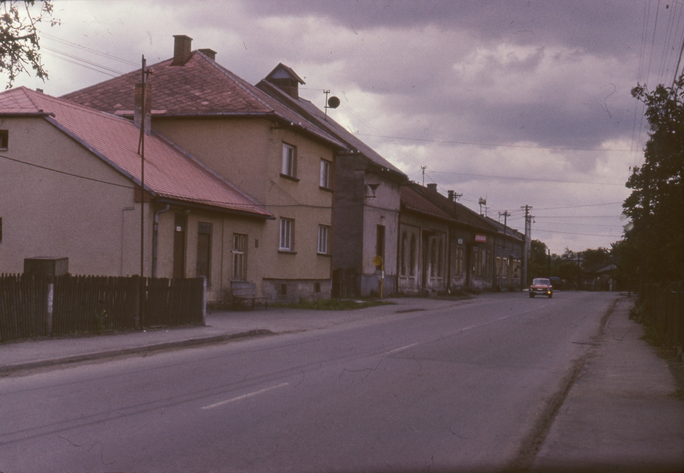 Zleva dům čp. 7 (Prodejna masných výrobků), dům čp. 594, následuje budova hostince čp. 6 a budova MNV čp. 83 (s laskavým svolením autora fotografie p. Bronislava Filipczyka, ze soukromé sbírky)