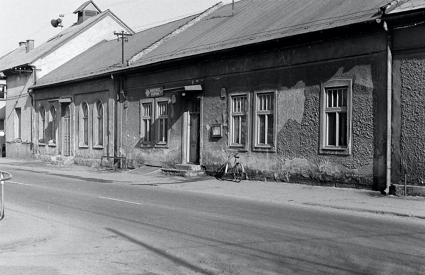 Hostinec v Loukách čp. 6 (poslední obyvatelé: Gemrot R.) S laskavým svolením autora fotografie p. Bronislava Filipczyka, ze soukromé sbírky