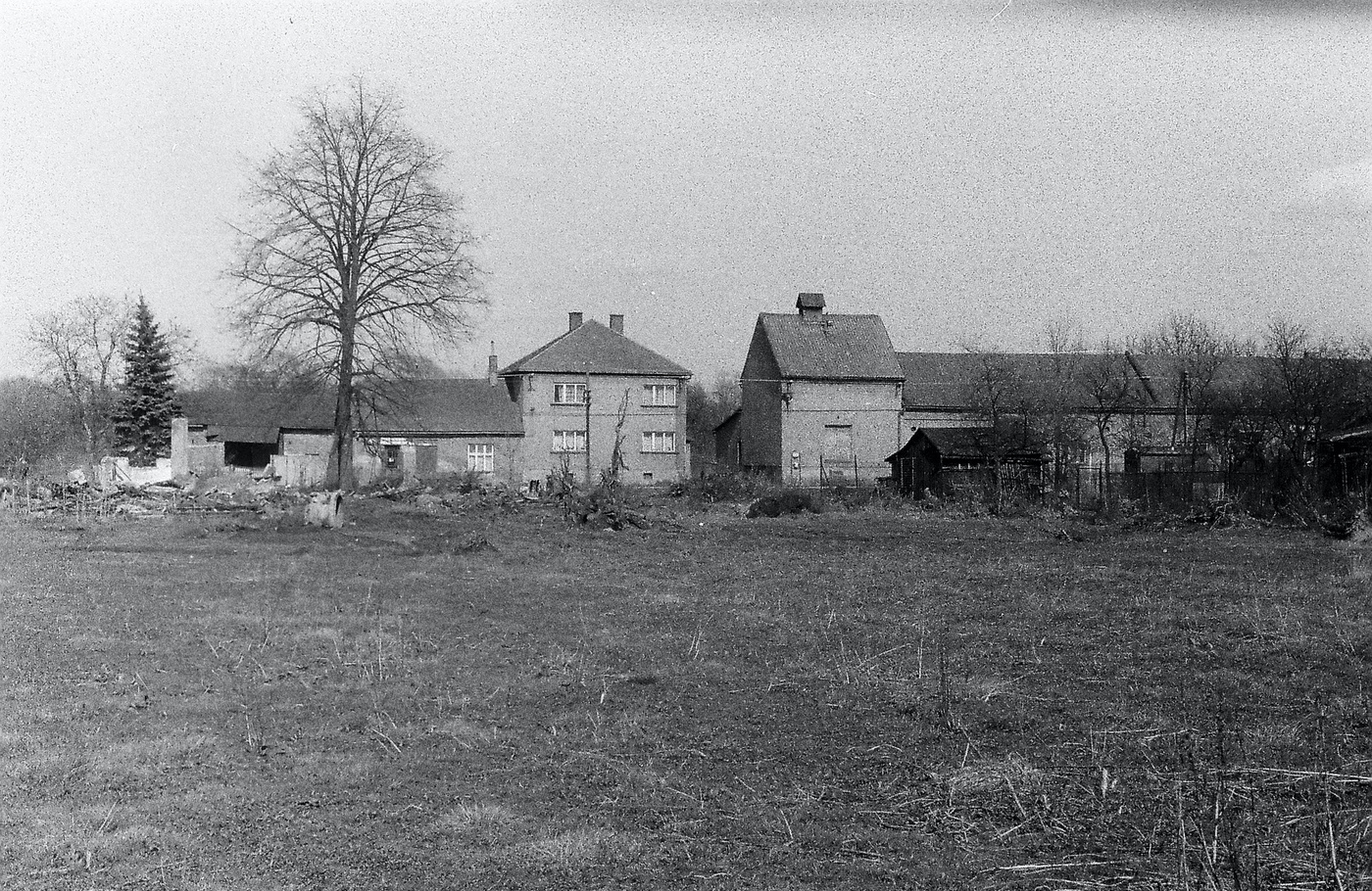 Zleva dům čp. 7 (Prodejna masných výrobků), dům čp. 594, vpravo pak budova hostince čp. 6 (s laskavým svolením autora fotografie p. Bronislava Filipczyka, ze soukromé sbírky)