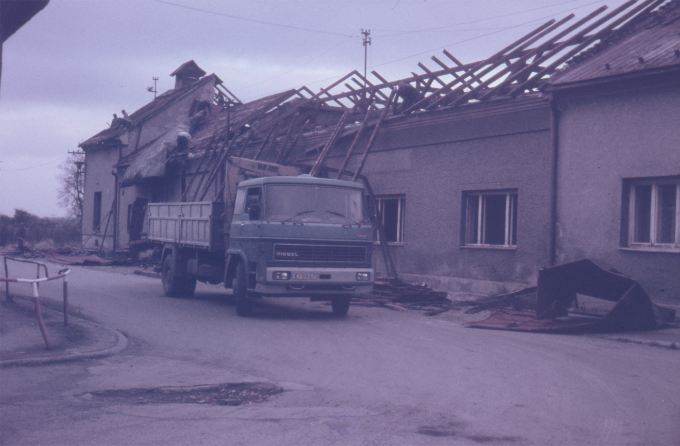 Záběr z demolice hostince v Loukách čp. 6 (s laskavým svolením autora fotografie p. Bronislava Filipczyka, ze soukromé sbírky)
