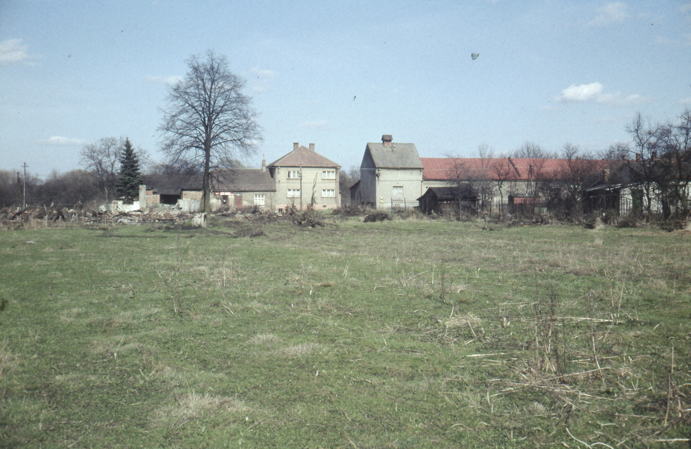 Zleva dům čp. 7 (Prodejna masných výrobků), dům čp. 594, vpravo pak budova hostince čp. 6 (s laskavým svolením autora fotografie p. Bronislava Filipczyka, ze soukromé sbírky)