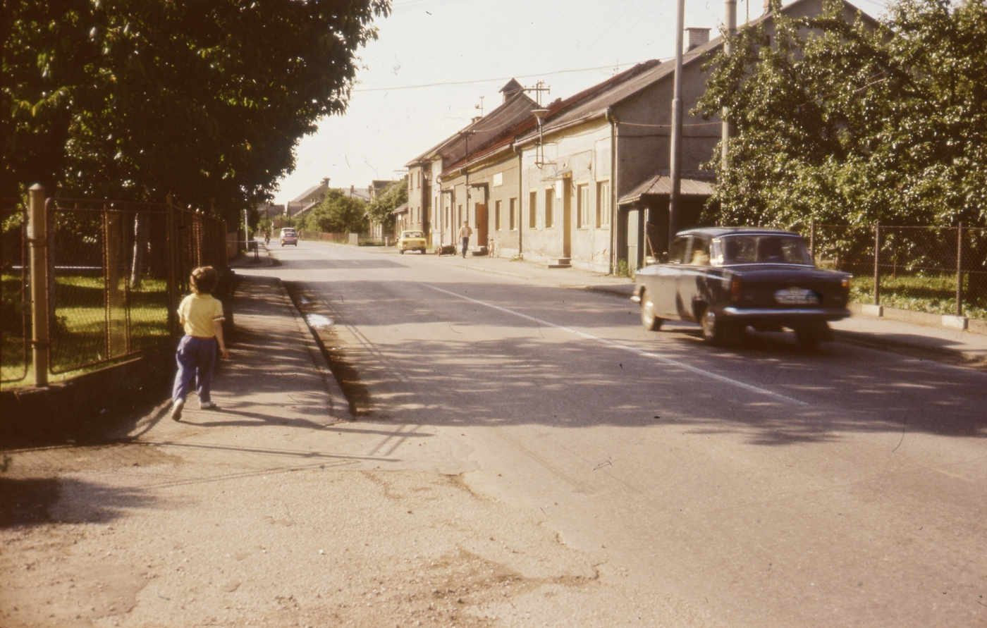 Zprava budova MNV v Loukách čp. 83, následuje Hostinec čp. 6, dům čp. 594 a dům čp. 7 (se svolením autora fotografie p. Bronislava Filipczyka, ze soukromé sbírky)