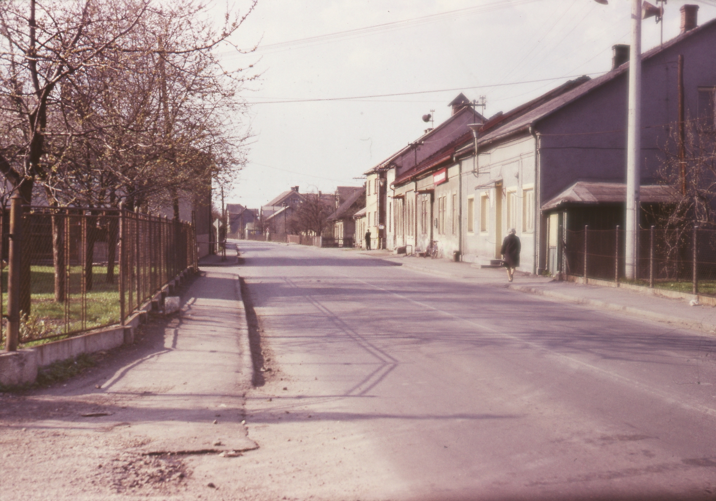 Zprava budova MNV v Loukách čp. 83, následuje Hostinec čp. 6, dům čp. 594 a dům čp. 7 (se svolením autora fotografie p. Bronislava Filipczyka, ze soukromé sbírky)
