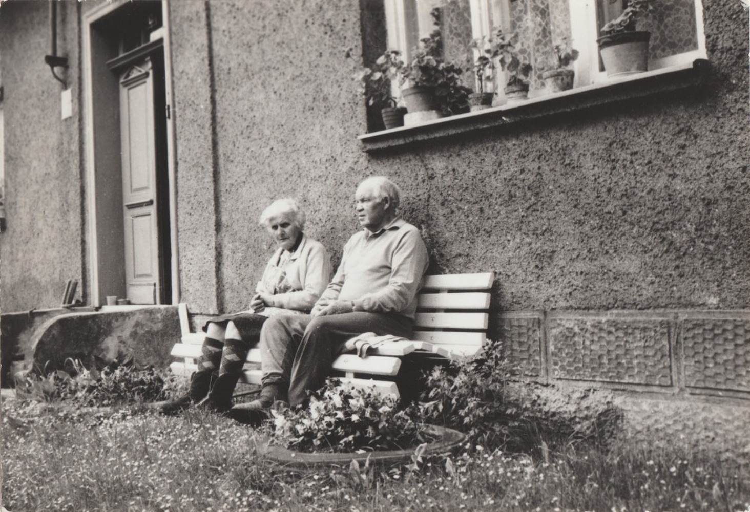 Manželé Siudovi před svým domem čp. 67, krátce před demolicí... (S laskavým svolením p. Roberta Rottera, ze soukromé sbírky)